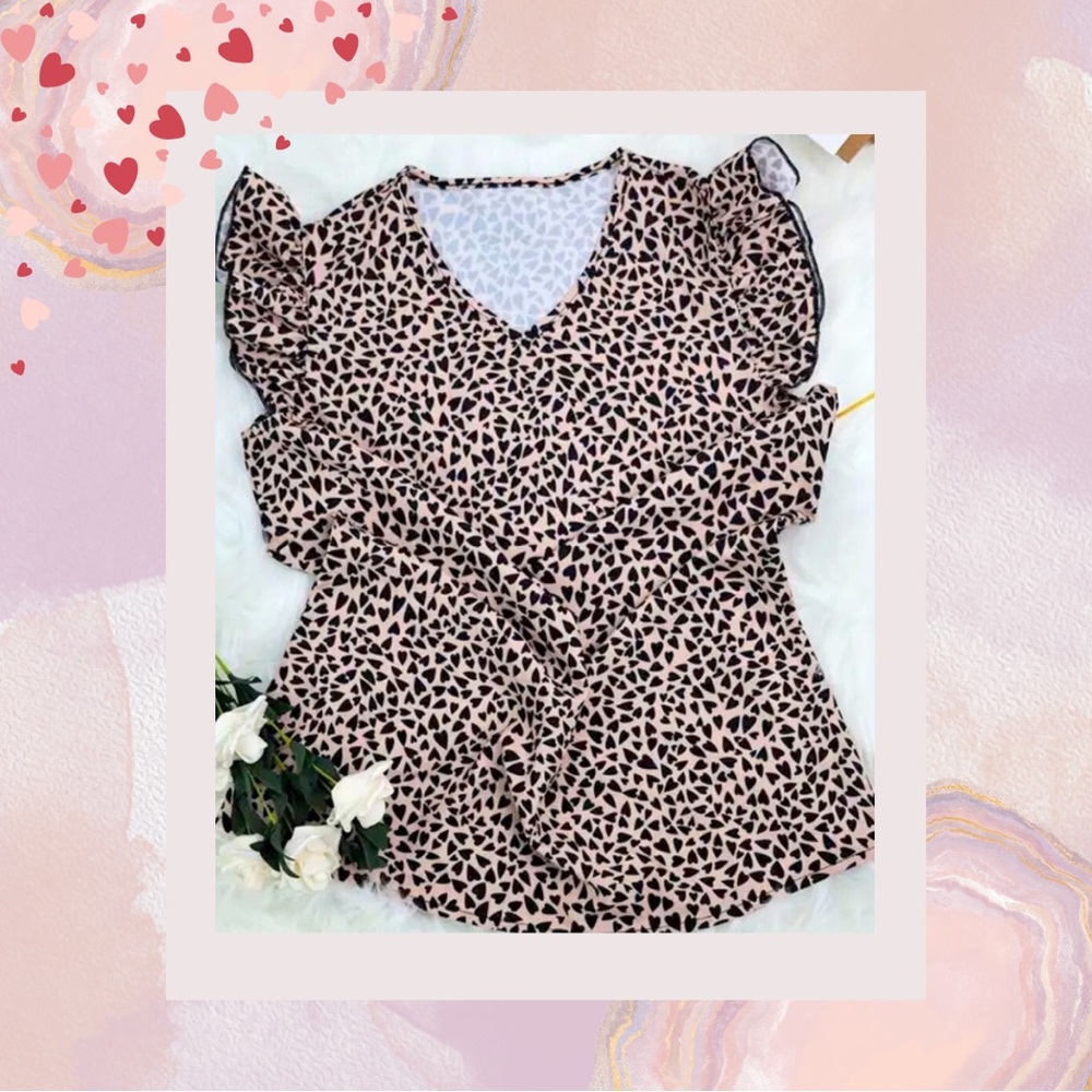 🩷Super Cute and Classy Heart print top🩷
Size: Med